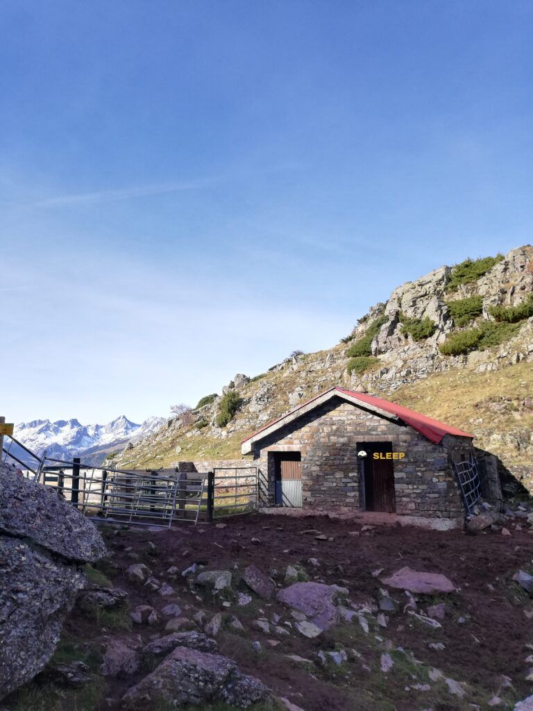 Refugio de montaña Cabana de Aguas Tuertas en pista de aguas tuertas - gr11, ansó, la jacetania, huesca, aragón, españa