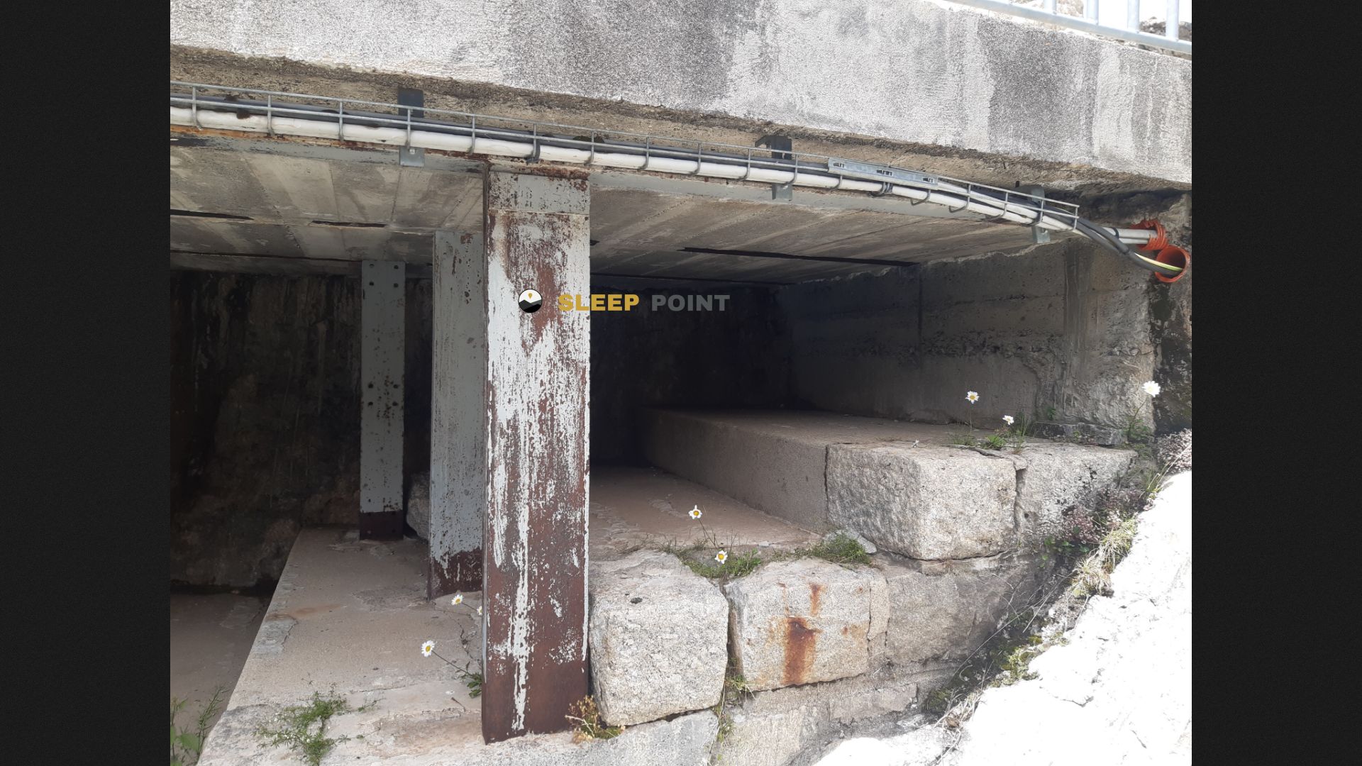 Refugio de montaña Barrage lac Caillaouas en refuge de caillauas, sentier du lac de clarabide à pouchergues, loudenvielle, bagnères-de-bigorre, altos pirineos, occitania, francia metropolitana, 65510, francia