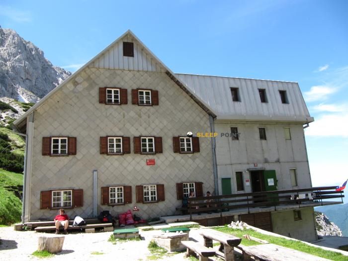 Refugio de montaña Zoissova koca na Kokrskem sedlu en nemška pot, preddvor, eslovenia