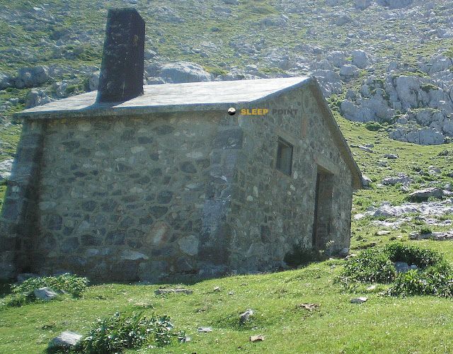 Refuge de montagne Refugio de Ordiales dans camino de la central del restaño, amieva, asturias, españa