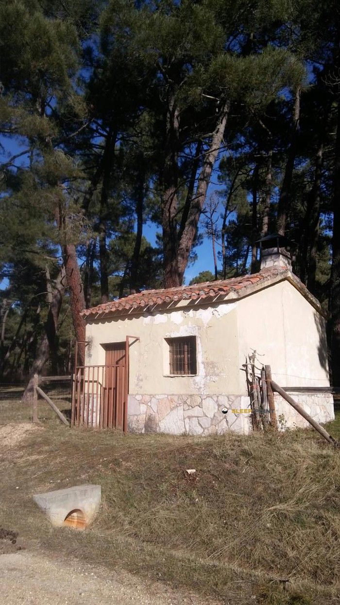 Refugio de montaña Refugio de la Dehesilla en refugio de la dehesilla, pista forestal a costalago, hontoria del pinar, burgos, castilla y león, 09660, españa