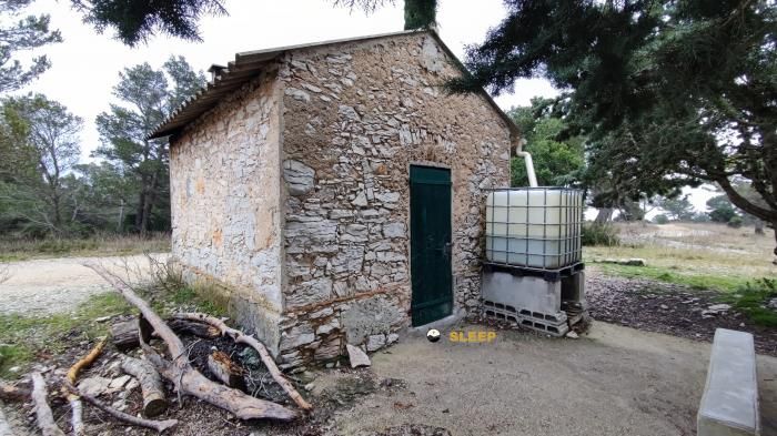 Mountain refuge Cabanon du Marquis in chemin du château, les bastides, roquefort-la-bédoule, marseille, bocas del ródano, provenza-alpes-costa azul, francia metropolitana, 13830, francia