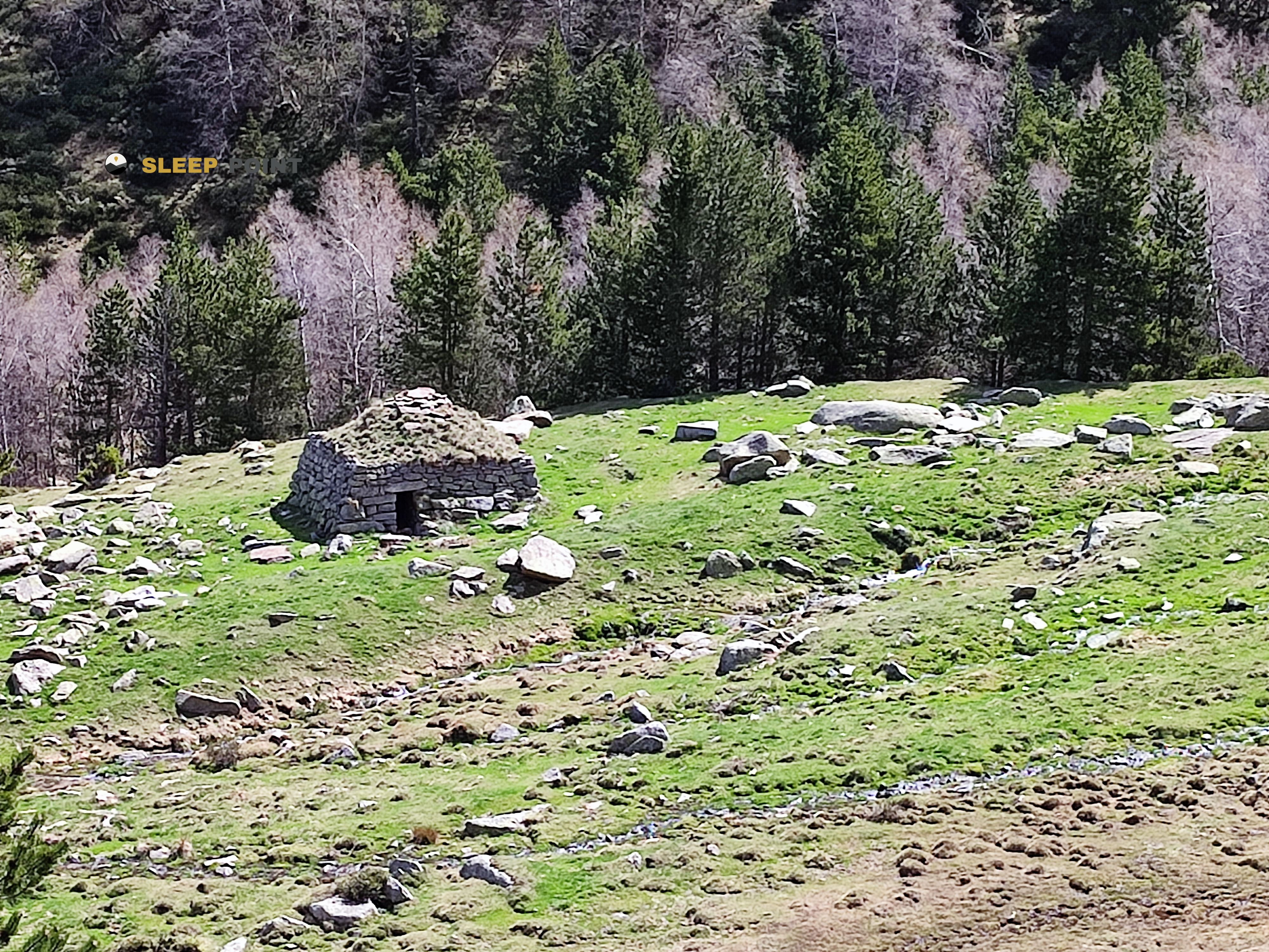 Refuge de montagne Orri de la Llipodere dans abri de llipodera, route forestière de mariailles, casteil, prades, pirineos orientales, occitania, francia metropolitana, 66820, francia