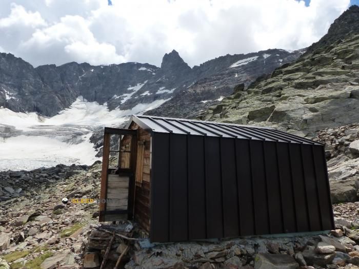Mountain refuge Bivouac Antoldi-Malvezzy in bivacco antoldi - malvezzi, senza tracce, su ghiacciaio, ronco canavese, turín, piamonte, italia