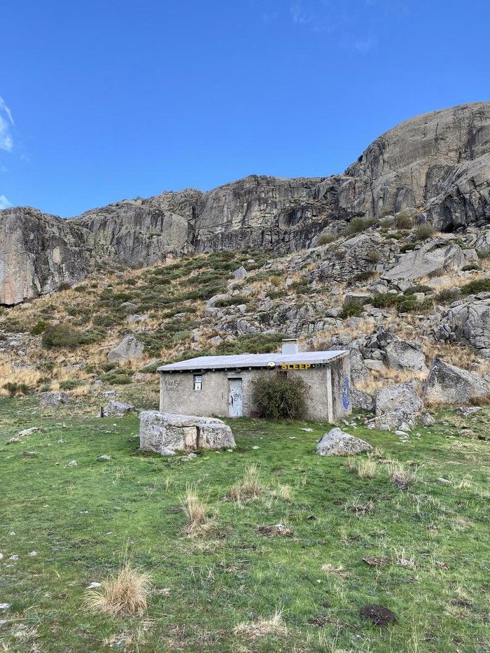 Refuge de montagne Refugio de la Laguna del Duque dans refugio de la laguna del duque, carretera de soria a plasencia, tornavacas, cáceres, extremadura, españa