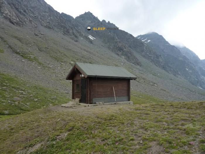 Refugio de montaña Bivouac Andrea Tornior en bivacco andrea tornior, strada del valle argentera, sauze di cesana, turín, piamonte, italia
