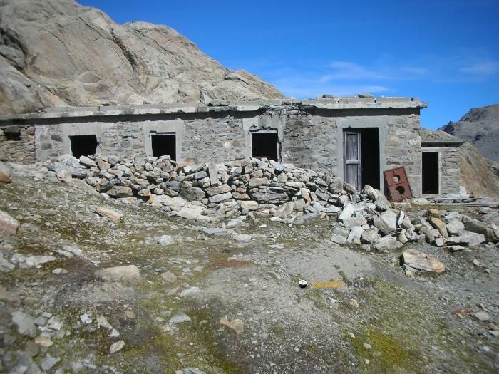 Abri du col de la Louïe Blanche mendiko aterpea abri du col de la louïe blanche, sentiero del centocinquantenario, la thuile, valle de aosta, 11016, italia-n