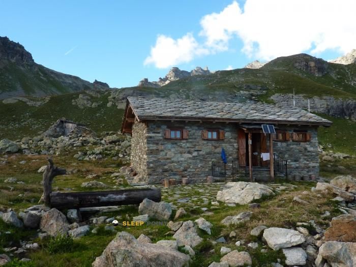 Refuge-bivouac du Lac de Luseney (Luca Reboulaz) mendiko aterpea bivacco luca reboulaz, sentiero cima bianca, chomioÿ, nus, valle de aosta, italia-n